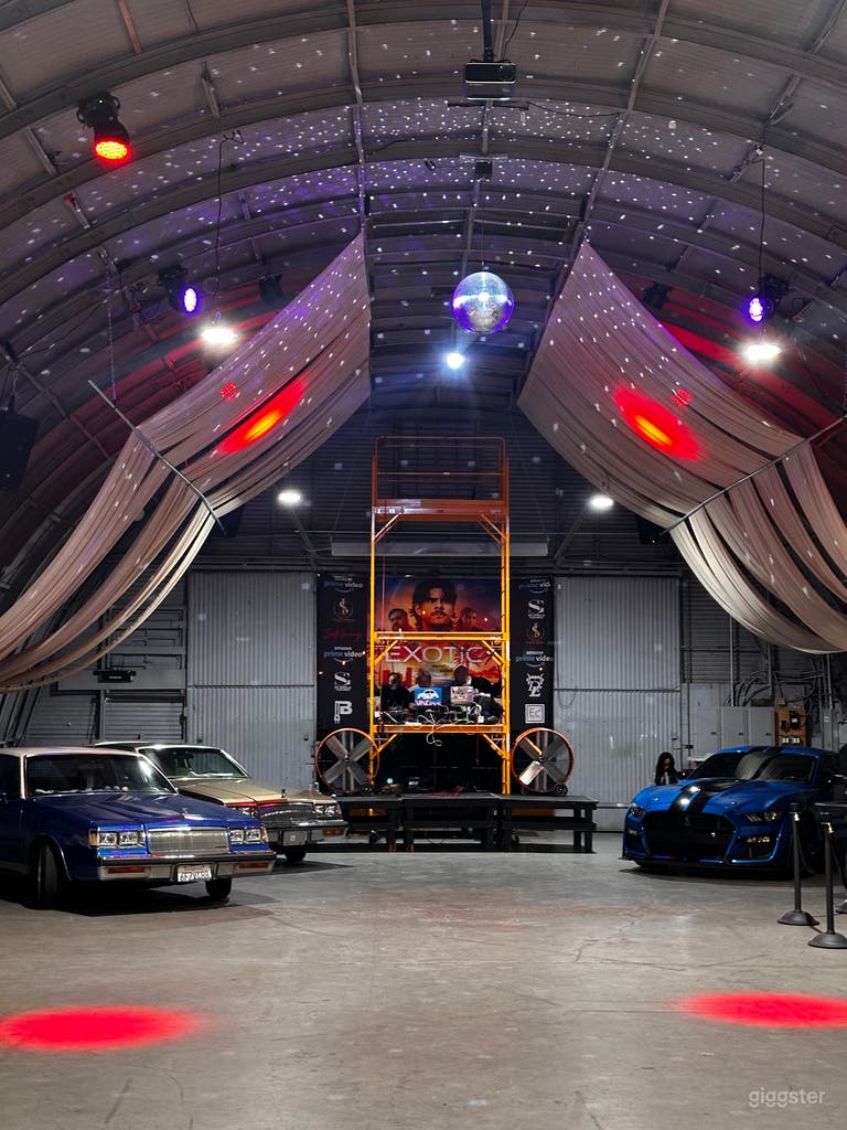  LargeWarehouse with high arched ceilings and Loft 