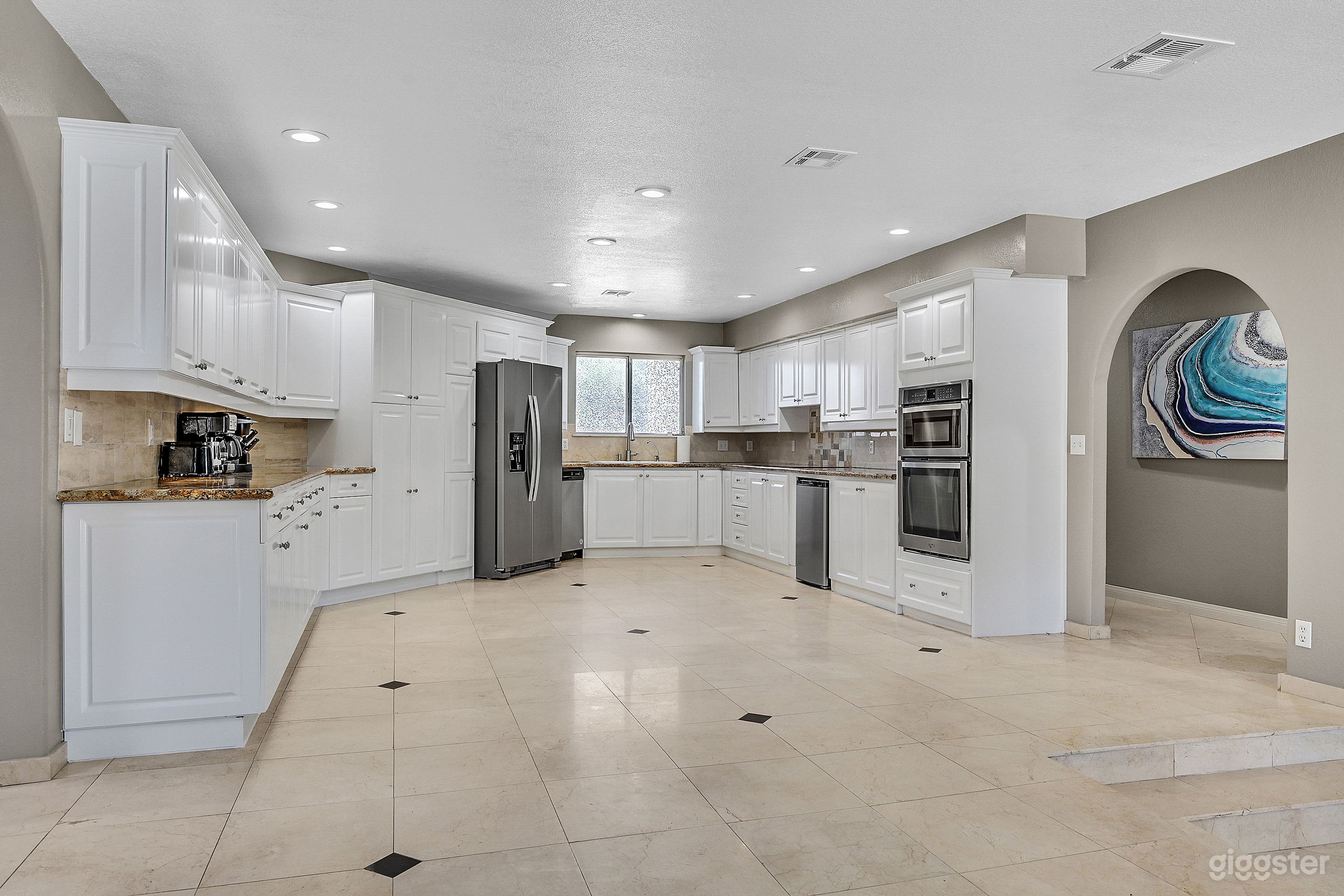 Newly Renovated Grand Casa Photo 2