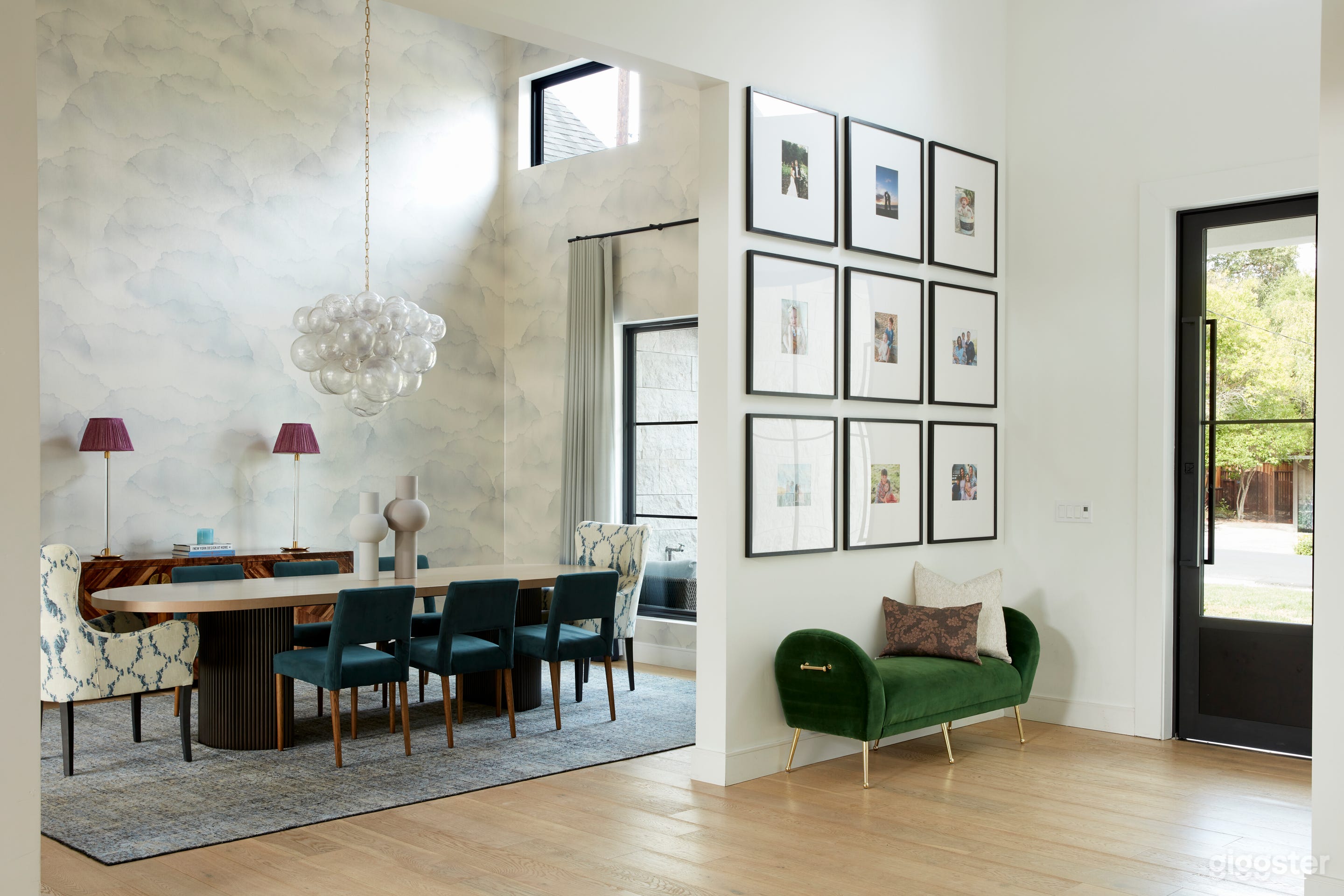 Contemporary Modern Home with 16' Ceilings Photo 3