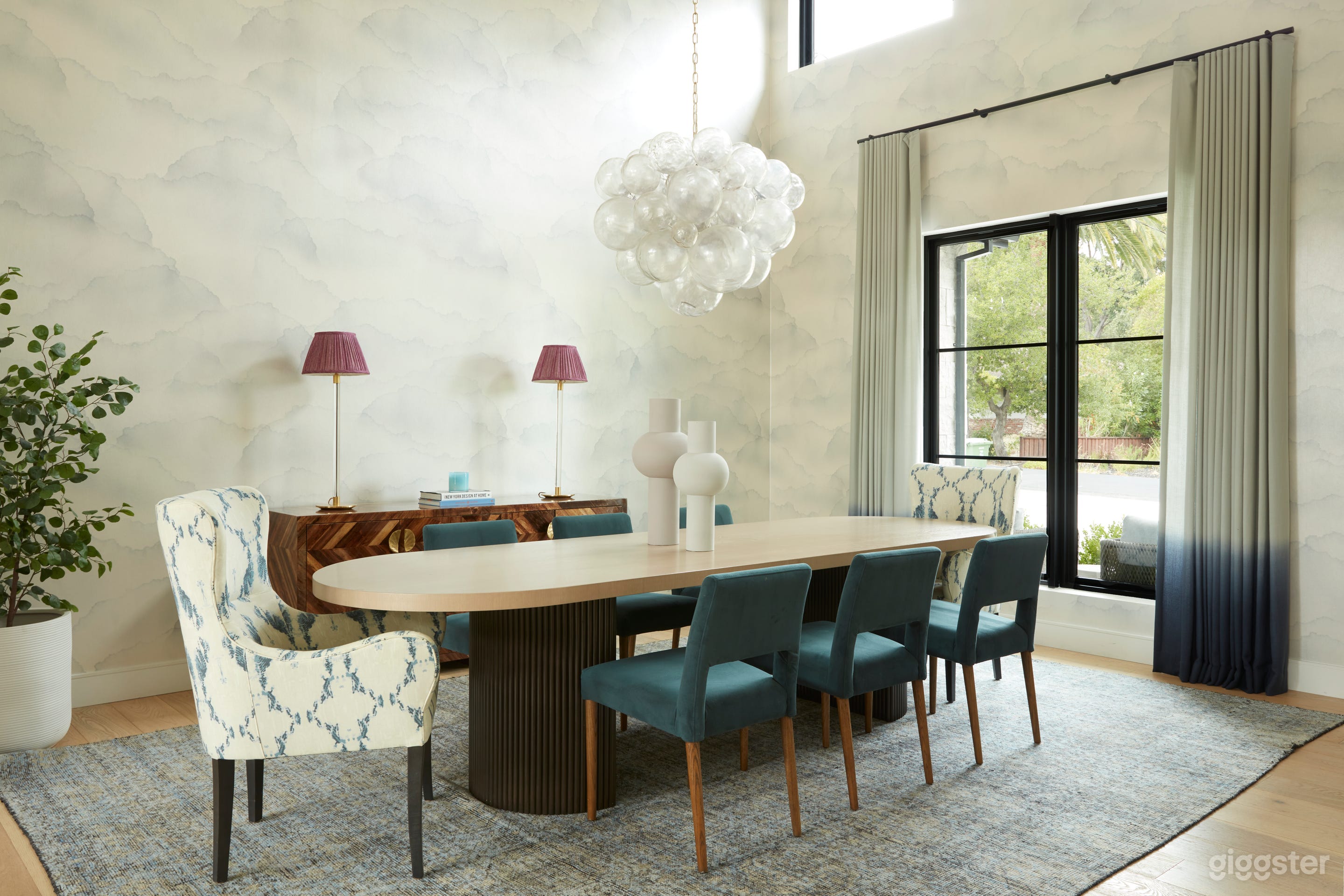 Contemporary Modern Home with 16' Ceilings Photo 4