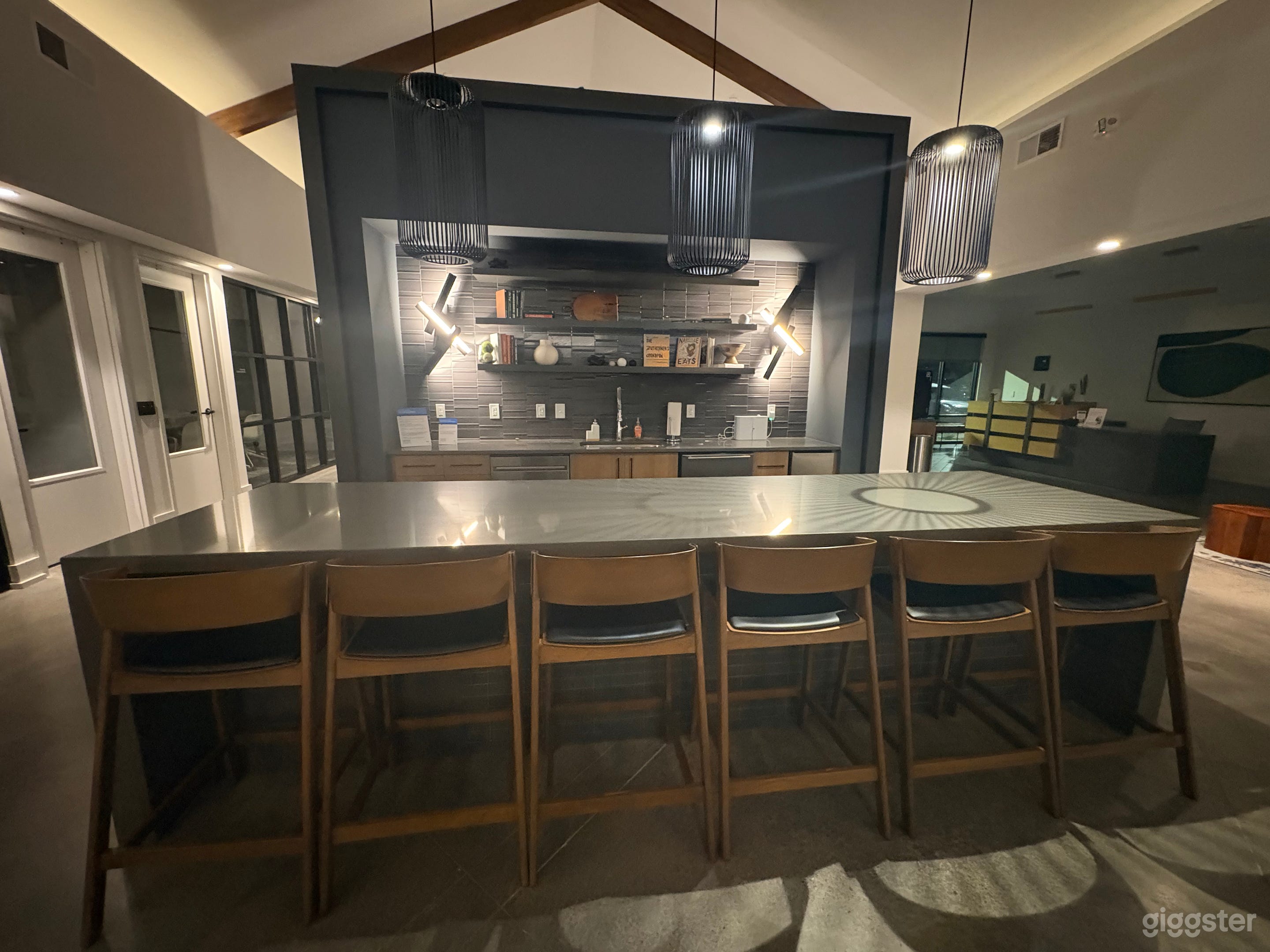 Retro club house Photo 3