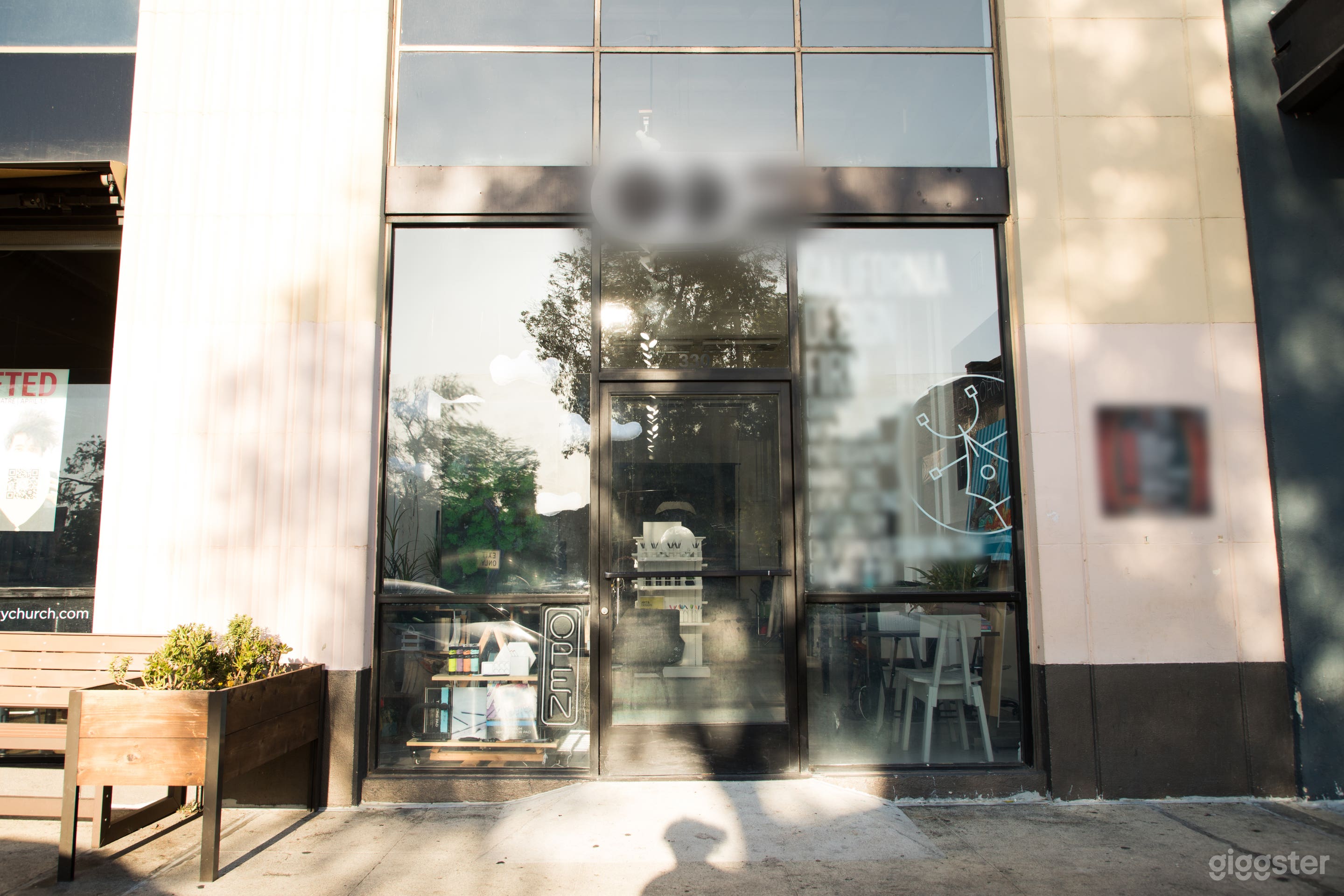 The view of the entrance from the outside. 