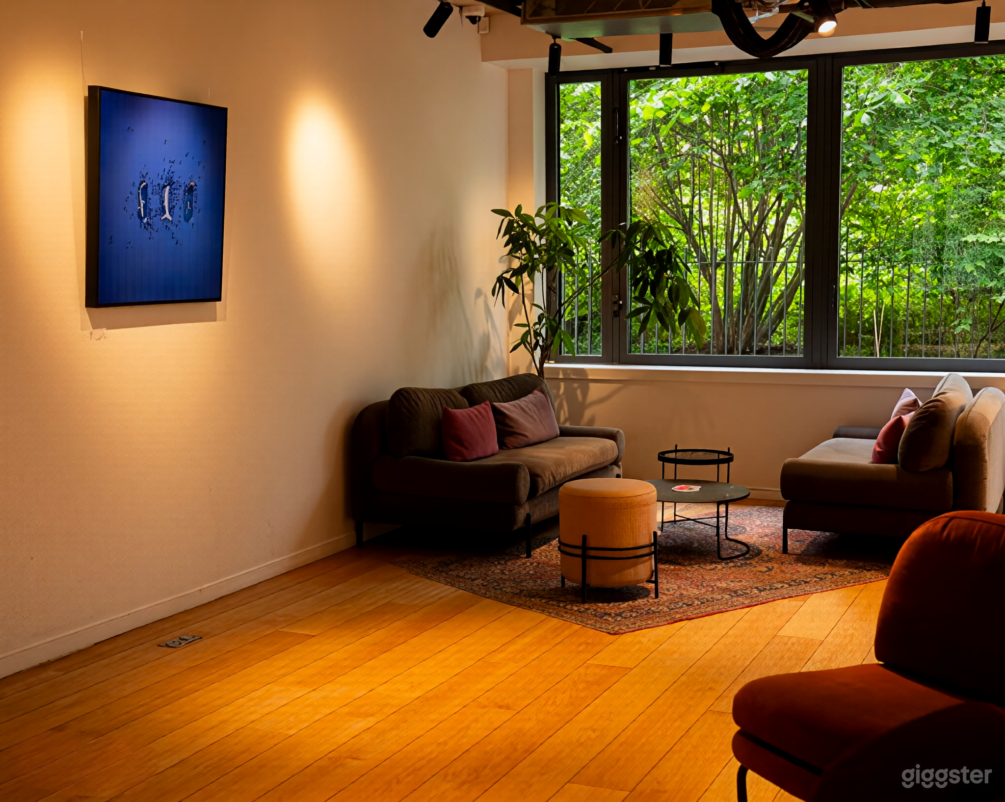 Photo de Espace moderne de réception et de réseautage en galerie 3