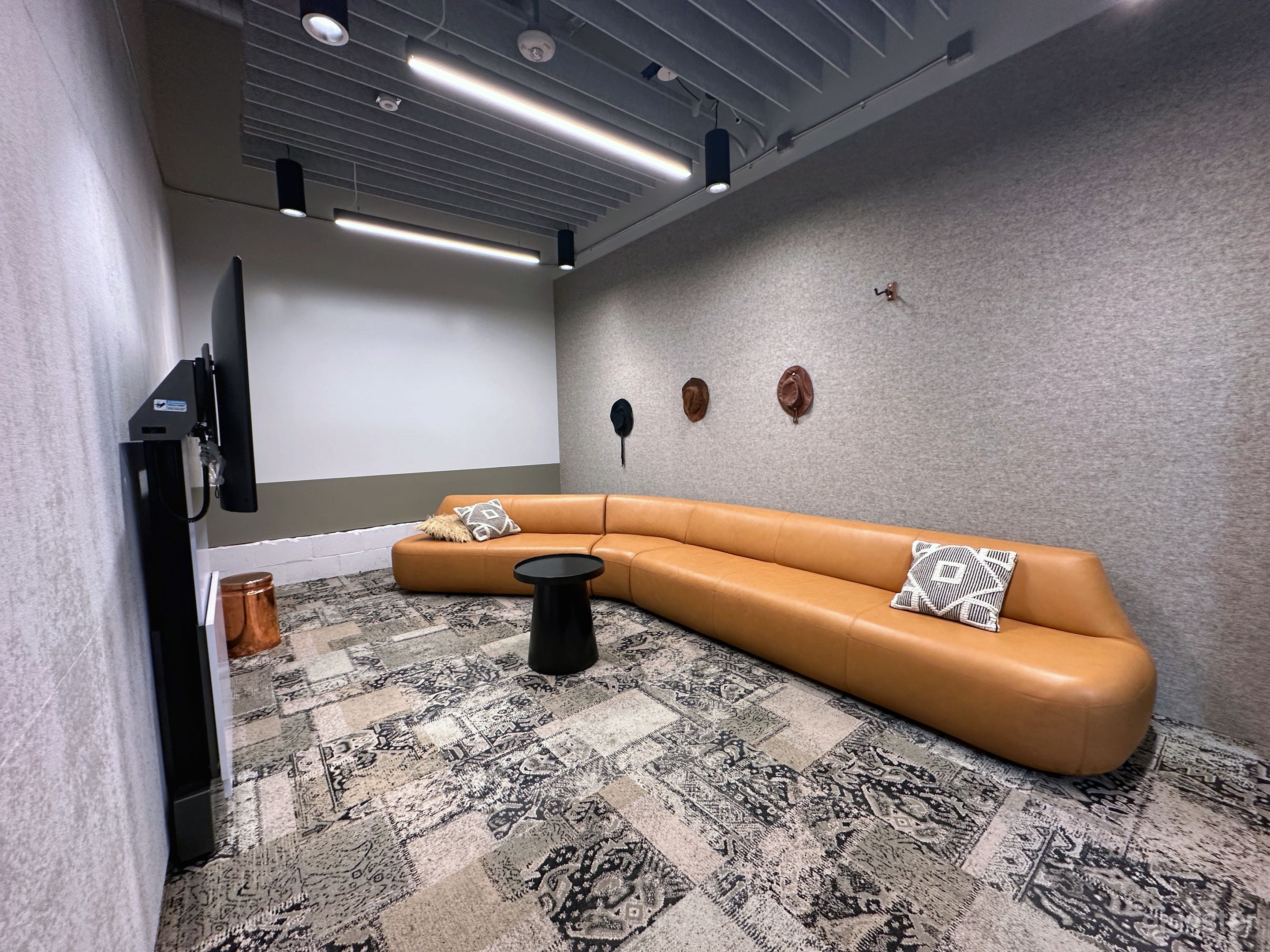 Bohemian chic meeting / screening room