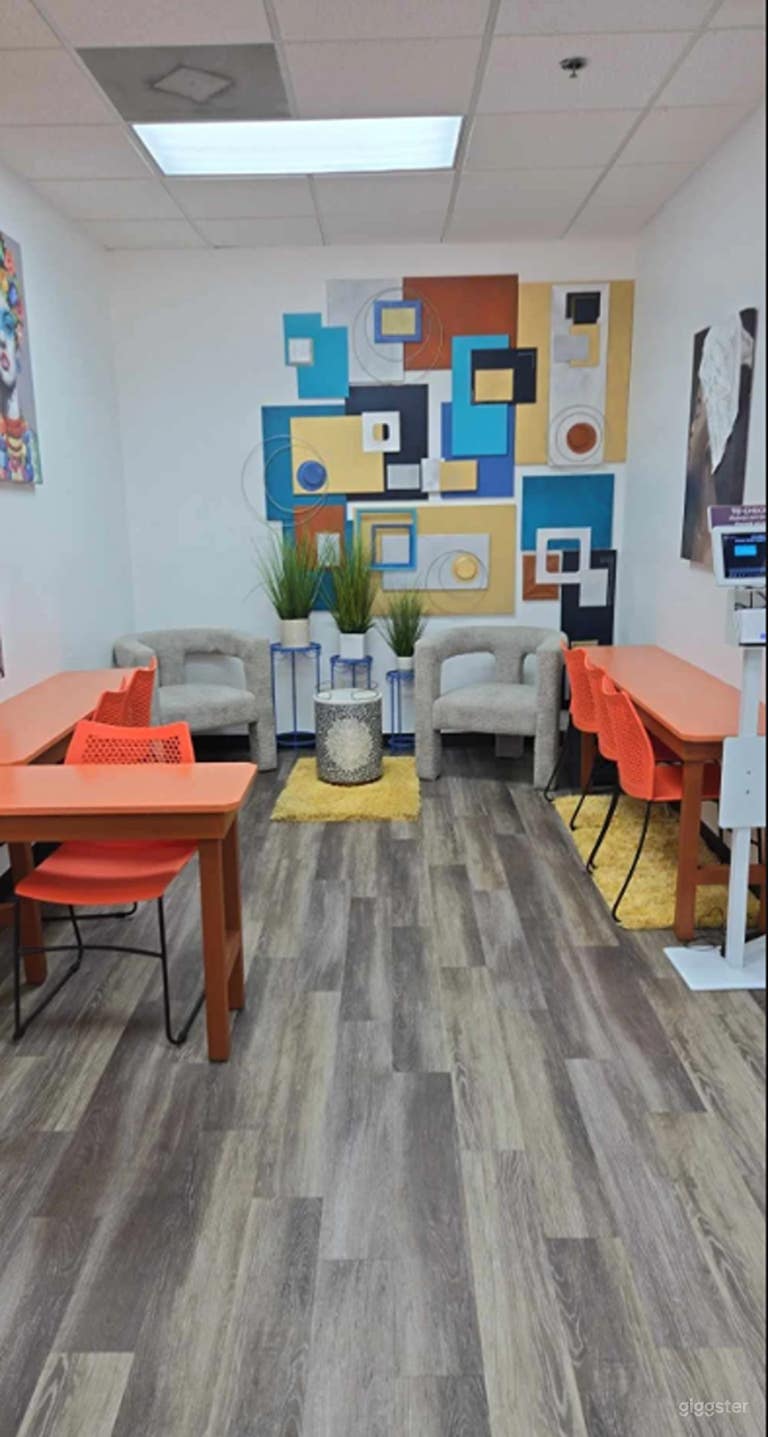  Bright and Energized Social and Teaching Space 