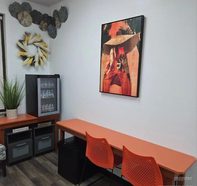  Bright and Energized Social and Teaching Space 