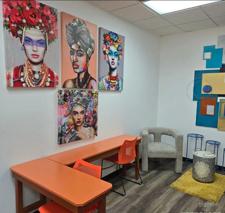  Bright and Energized Social and Teaching Space 