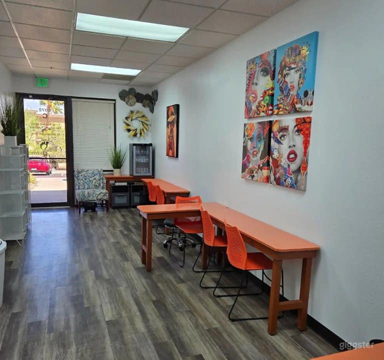  Bright and Energized Social and Teaching Space 