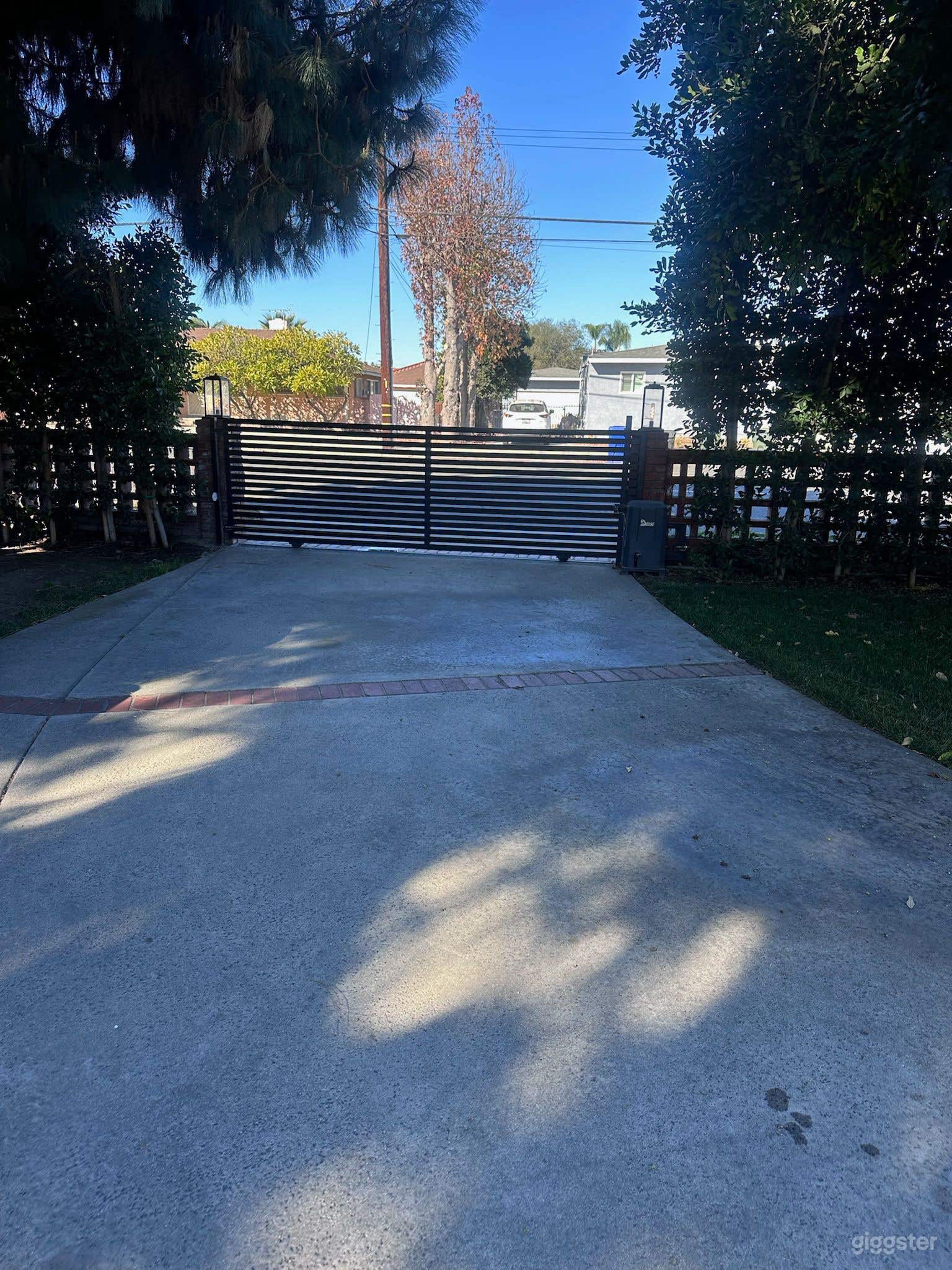 Spacious backyard  Photo 2