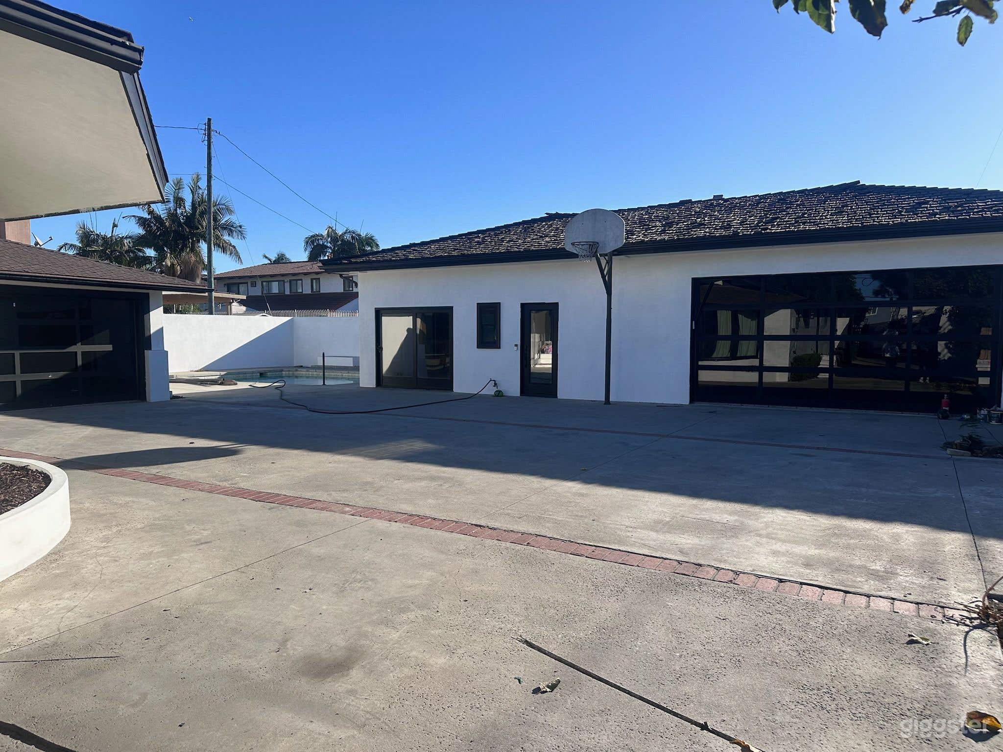 Spacious backyard  Photo 1