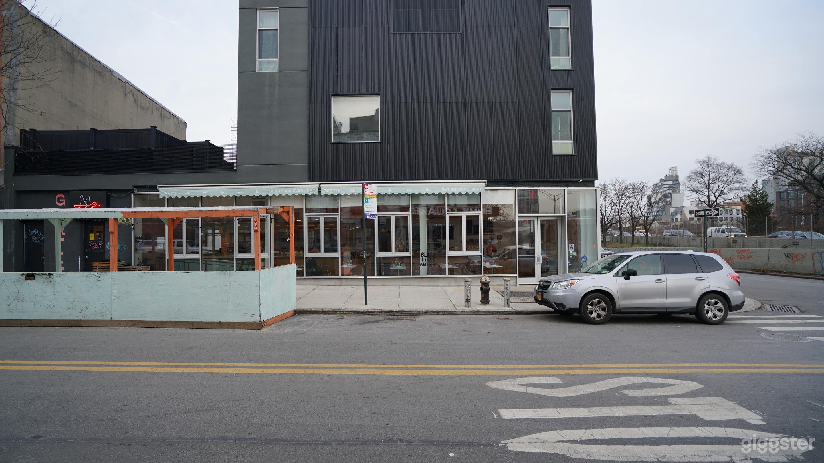 Bright, Colorful and Open Restaurant: Williamsburg Photo 3