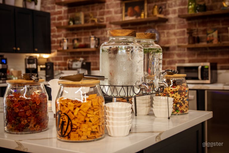  Complimentary snacks and refreshments 