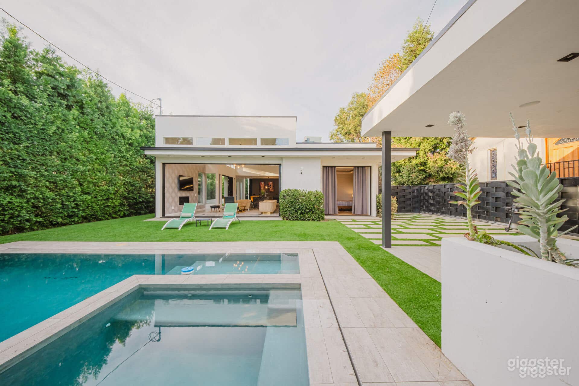 CHIC OASIS OF LIGHT PRISTINE OUTDOOR POOL Photo 2