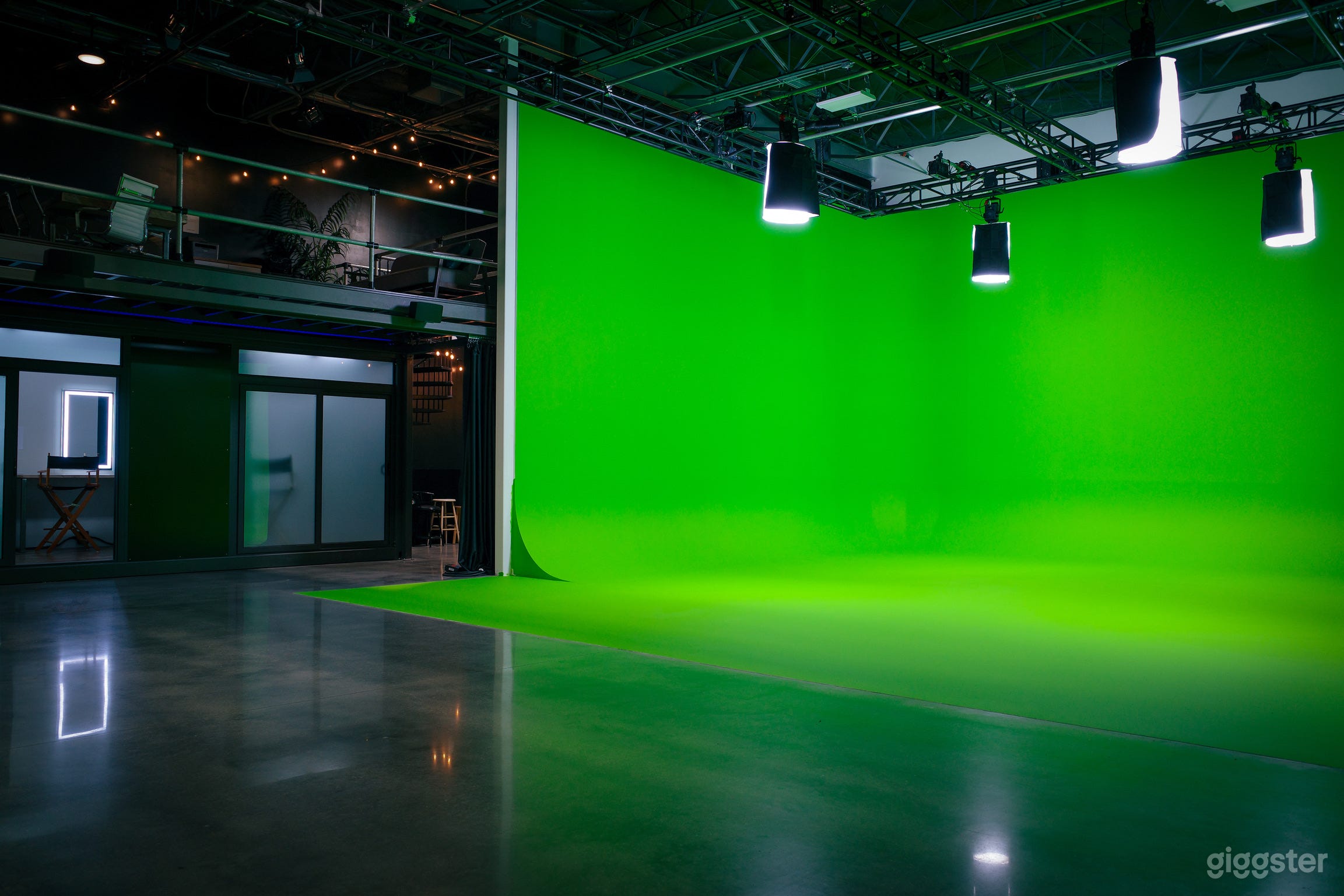 Cyc can be painted as needed