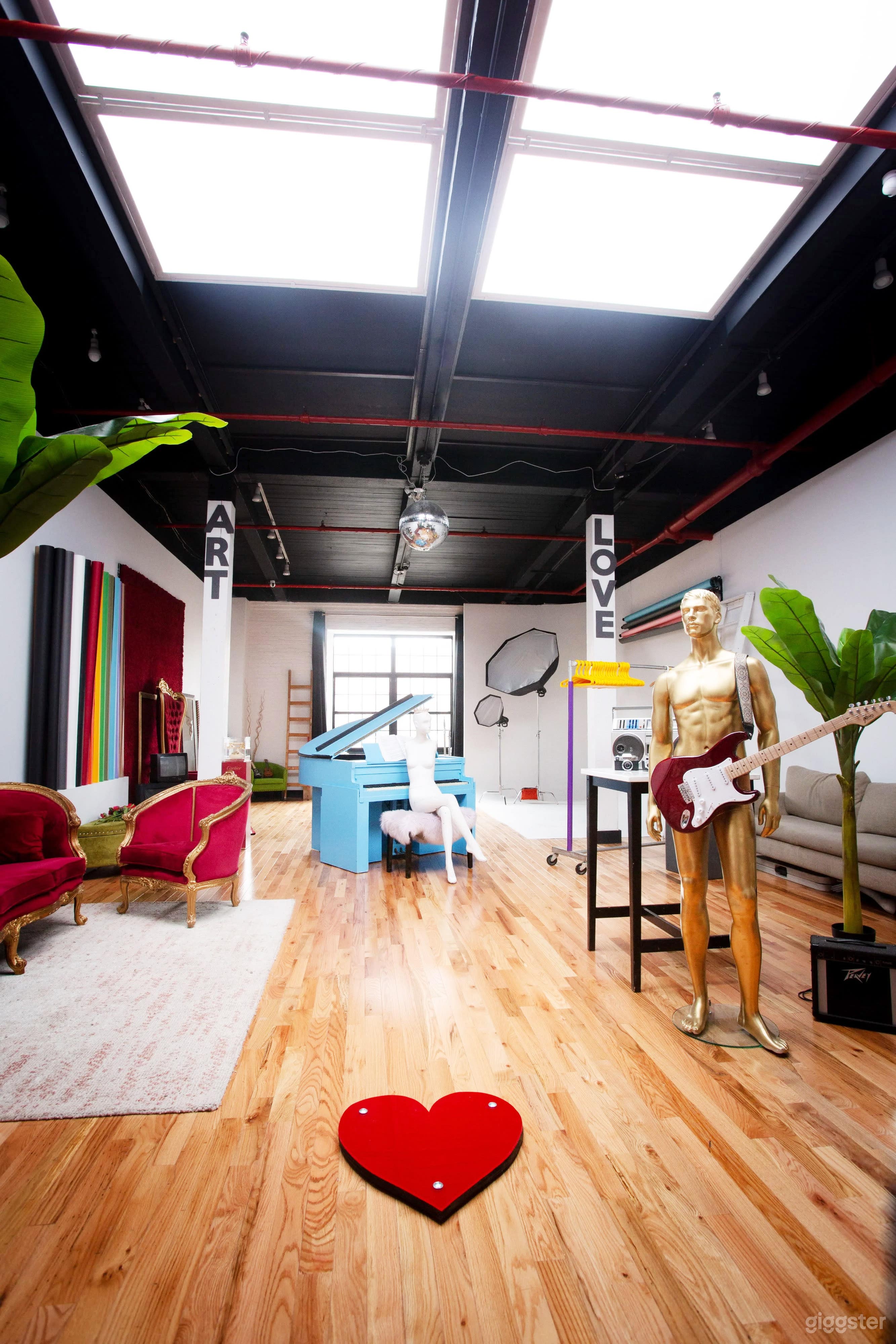 Bushwick Corner Cyc with Props, Lighting equipment Photo 1