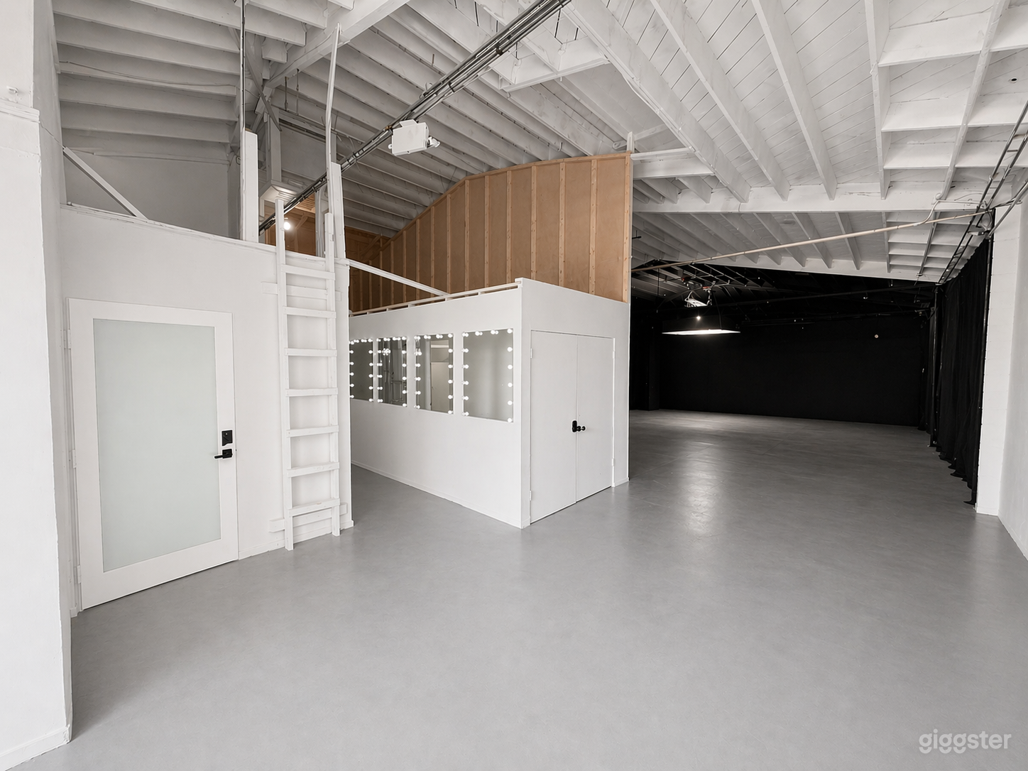 Premier Production Space CYC, 17ft high Photo 3