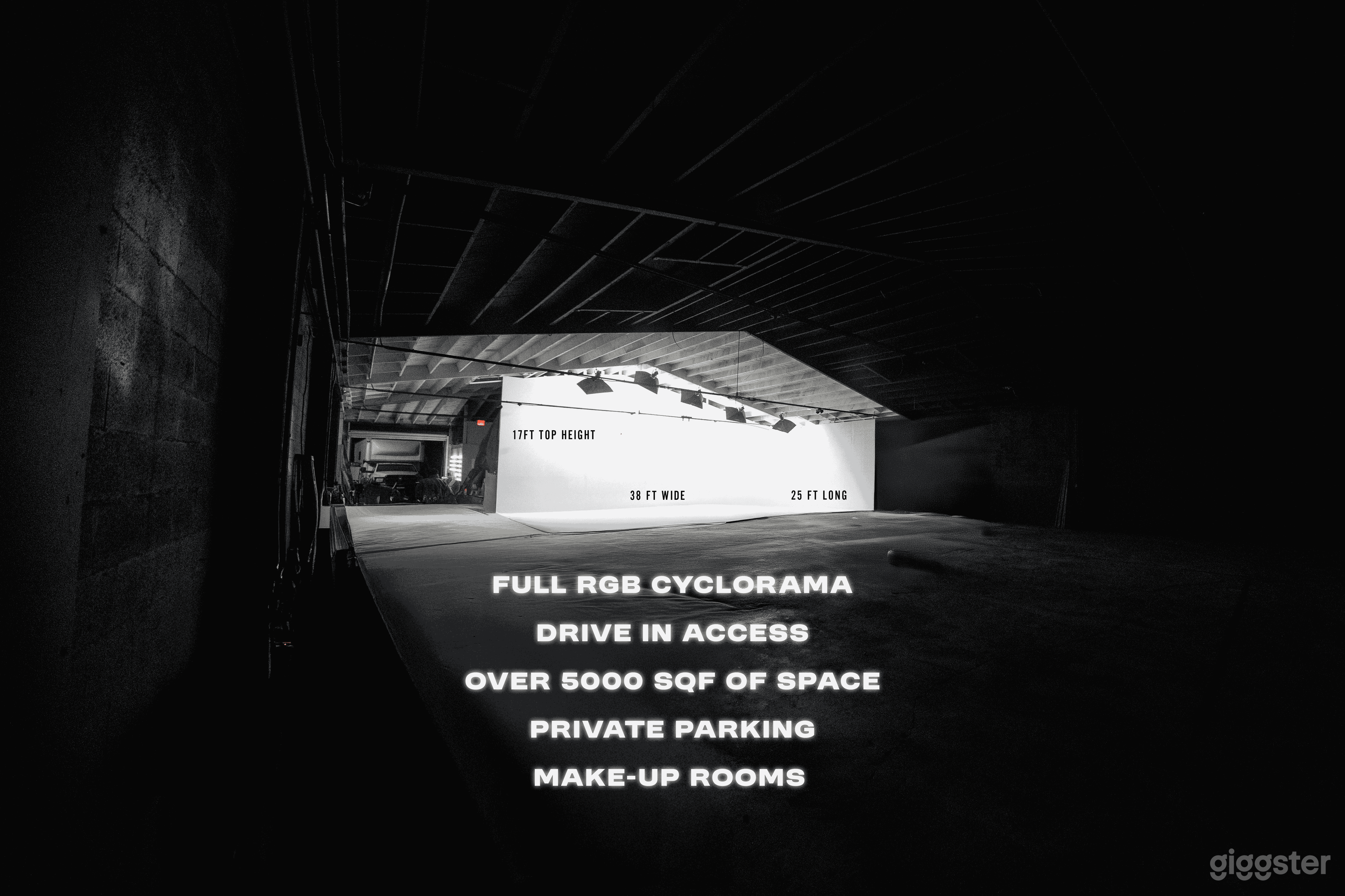 Premier Production Space CYC, 17ft high Photo 2