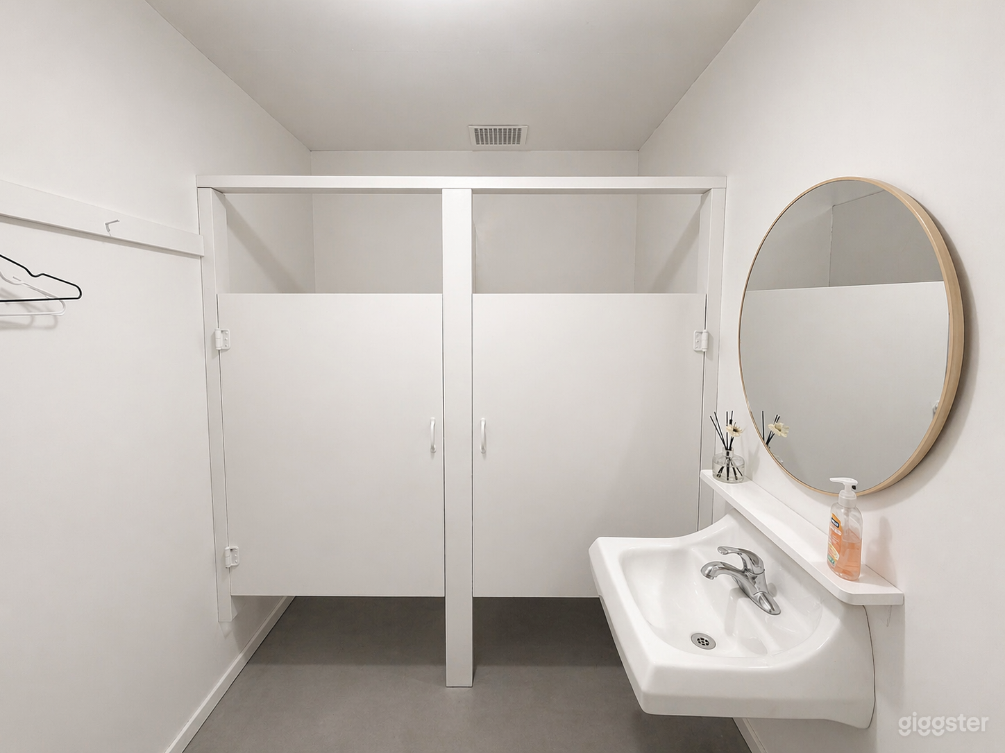 Premier Production Space CYC, 17ft high Photo 4