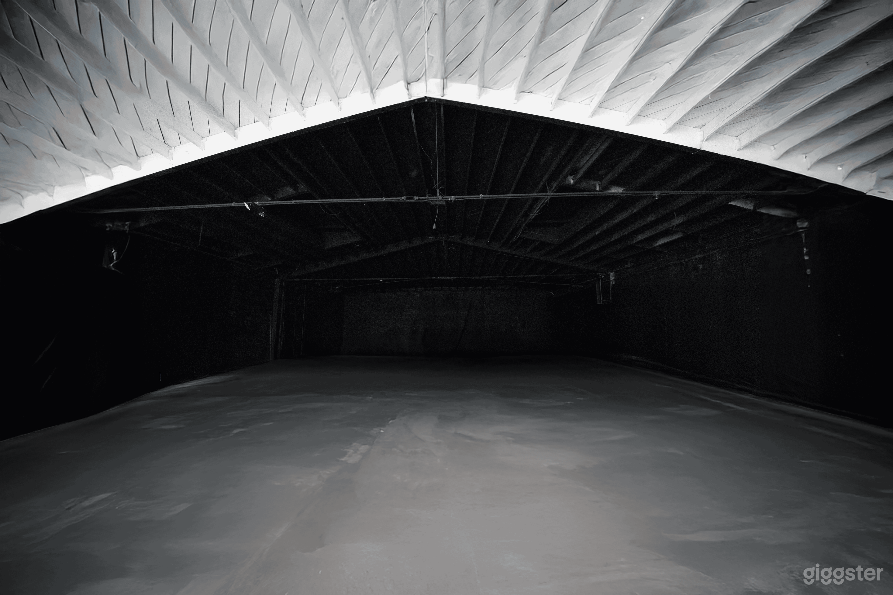 Premier Production Space CYC, 17ft high Photo 1
