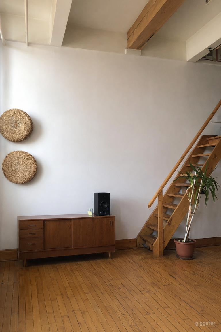  Loft Creative Arts Exposed Brick & Big Windows 