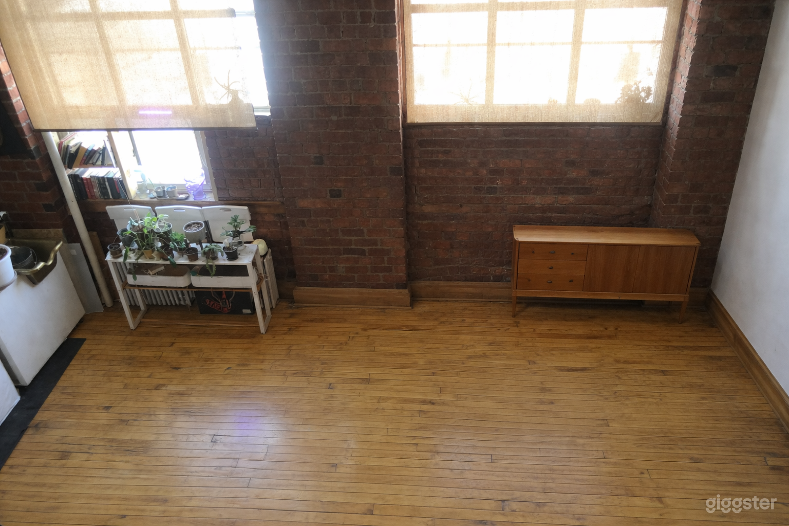 Loft Creative Arts Exposed Brick & Big Windows Photo 4