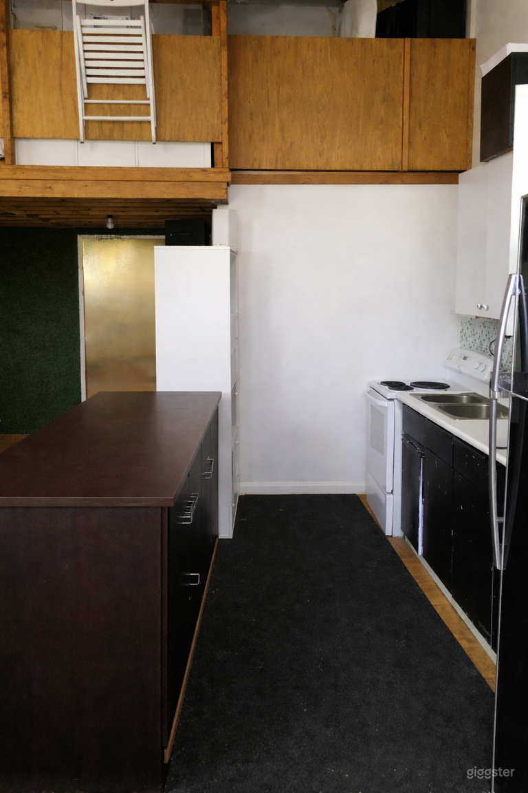  Loft Creative Arts Exposed Brick & Big Windows 