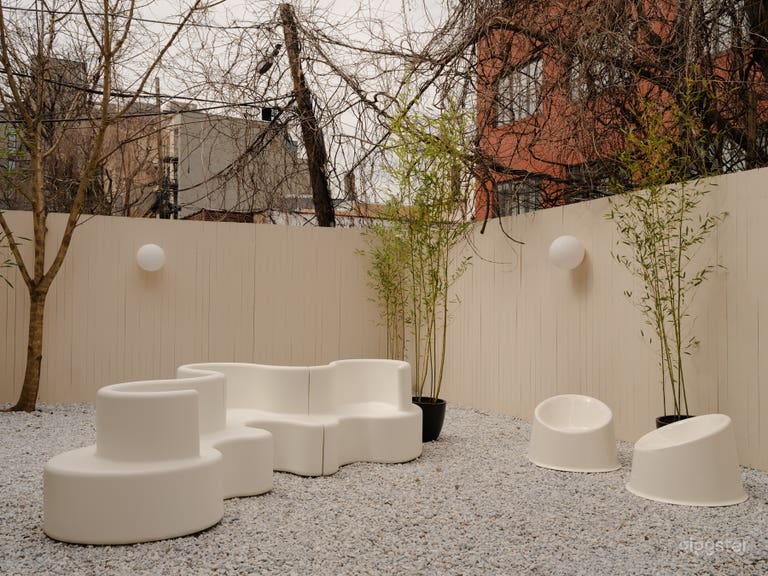  Cozy cafe with minimalist design in Greenpoint, Brooklyn 