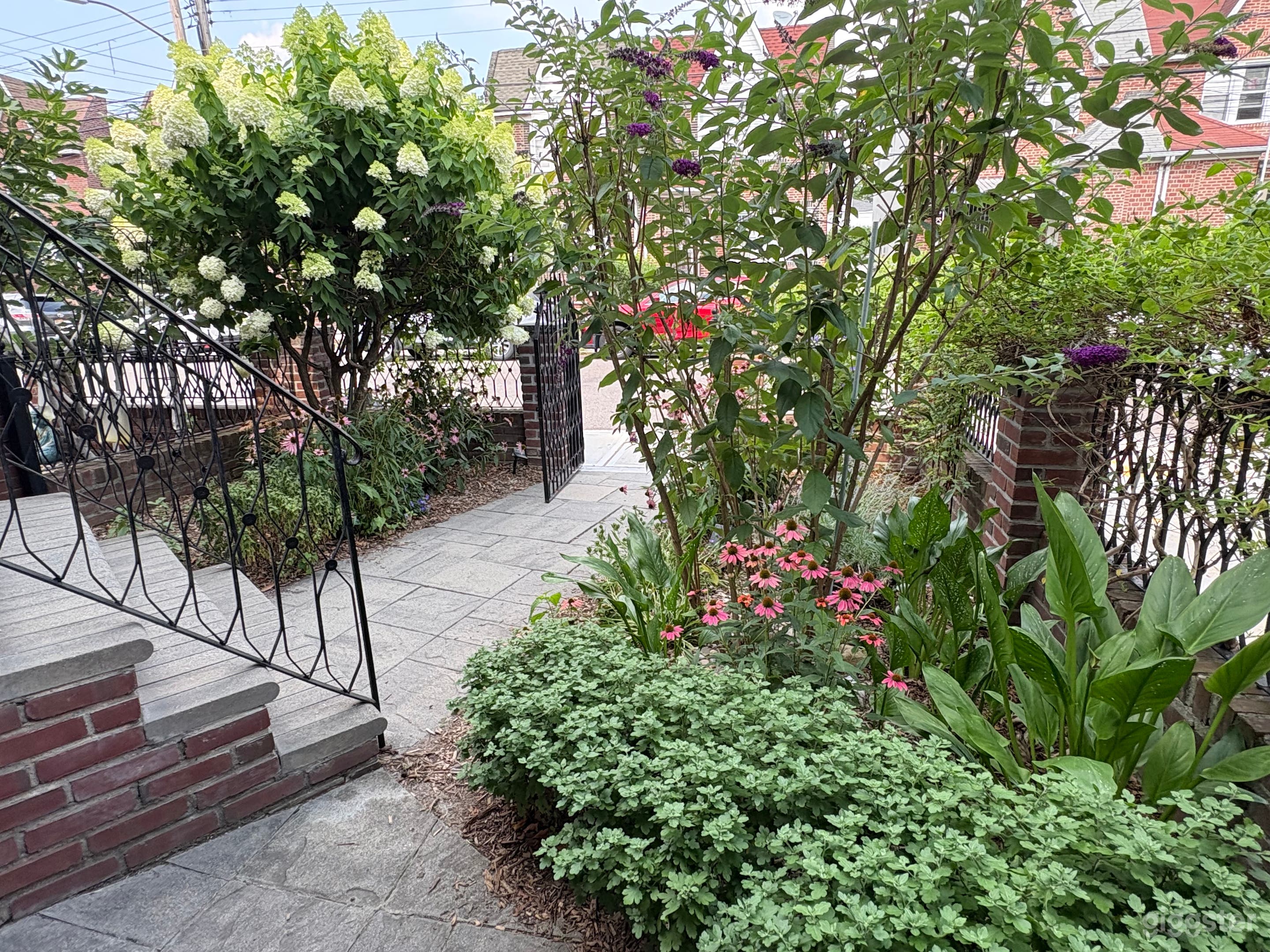 Boho Mid-Century Vibe w/Oasis Garden Photo 3