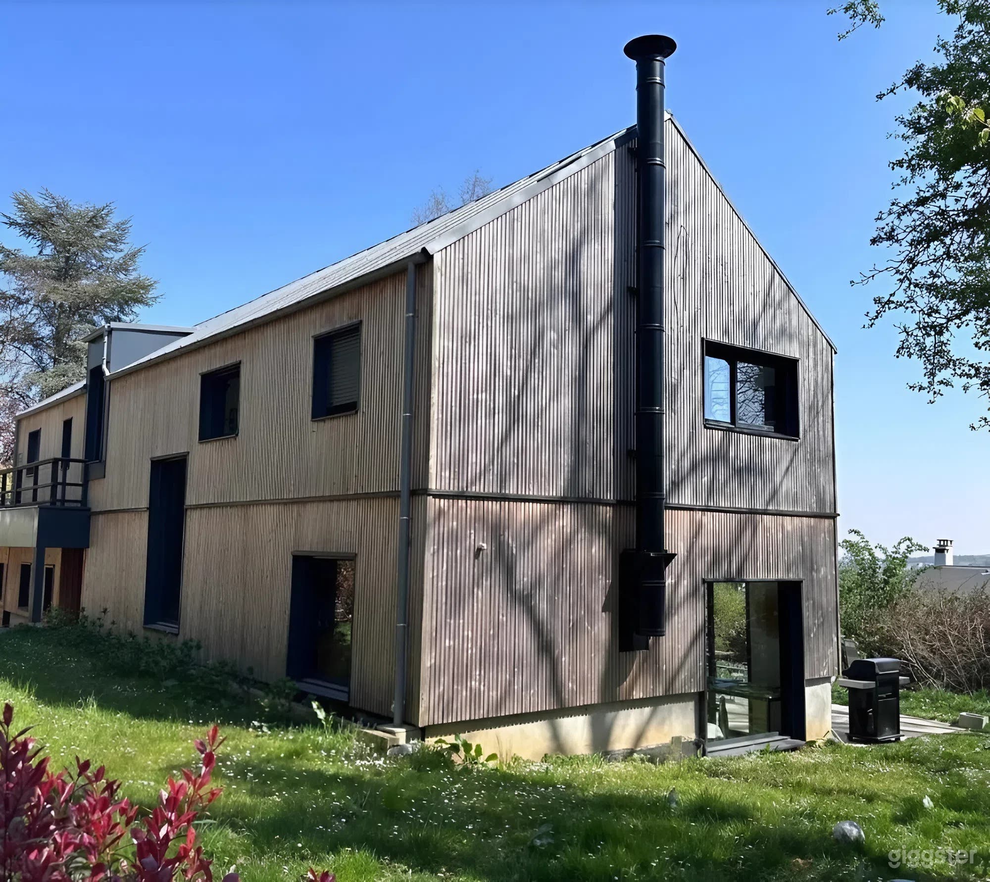 Photo de Retraite Éco-Conçue Entourée de Forêts 1