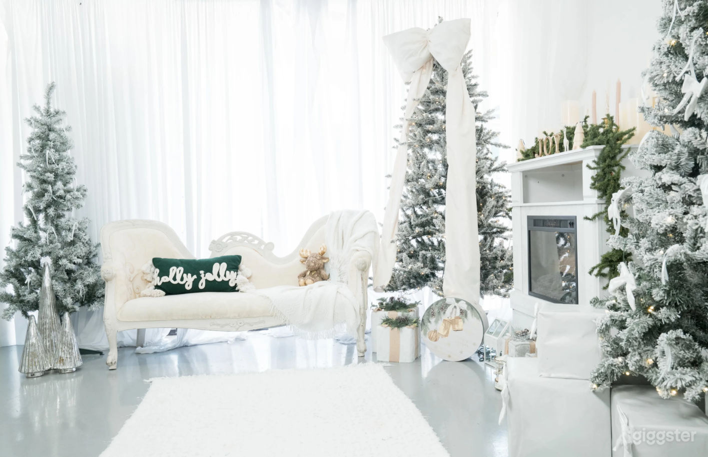 Cozy Christmas Photo Studio Photo 1