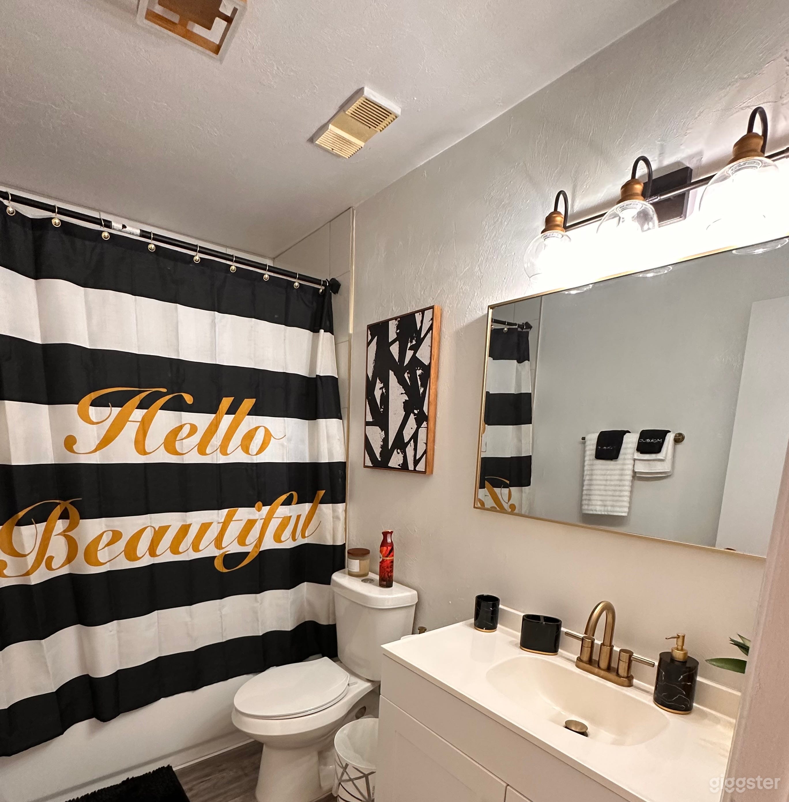 Luxury 2/2 Townhome | Centrally Located Photo 2