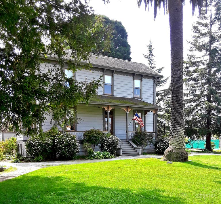  Glamorous Event Venue with Indoor/Outdoor Spaces (Buyout) 