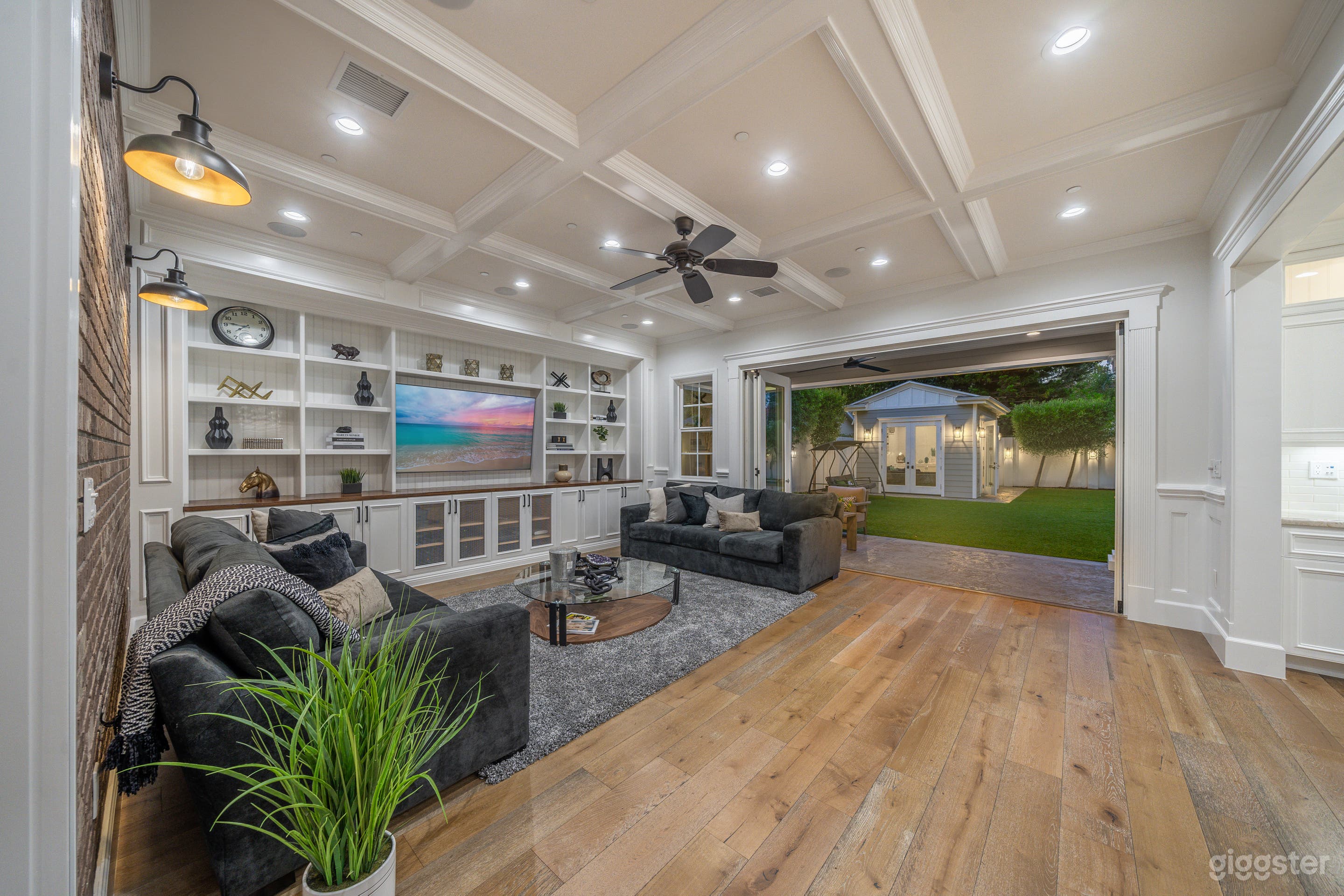 Ranch-Style Mansion w/ Contemporary Architecture Photo 1