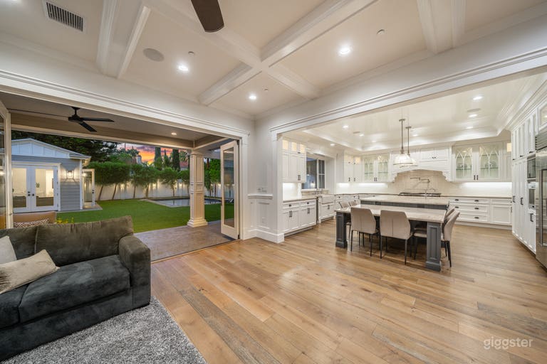  Ranch-Style Mansion w/ Contemporary Architecture 