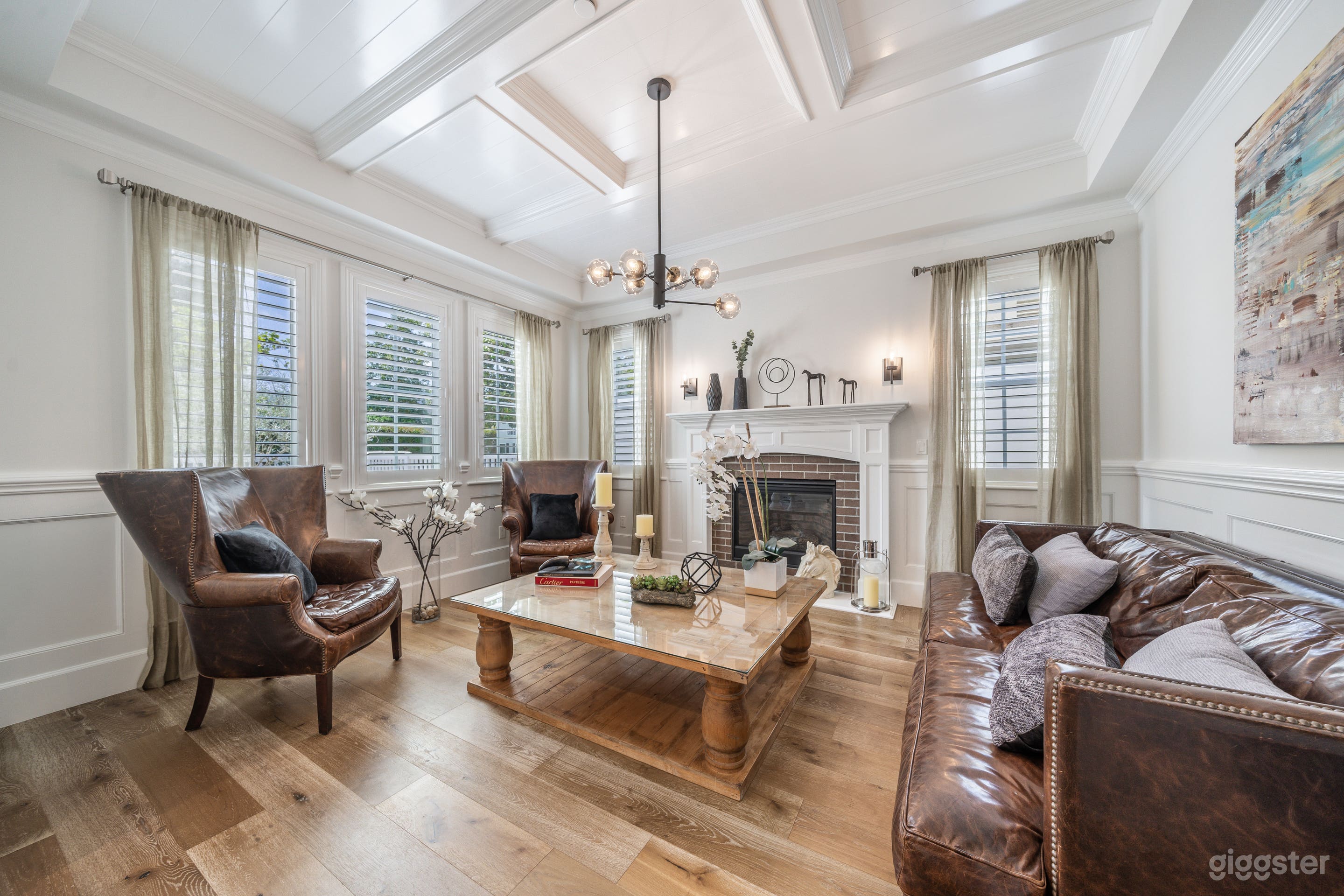 Ranch-Style Mansion w/ Contemporary Architecture Photo 3