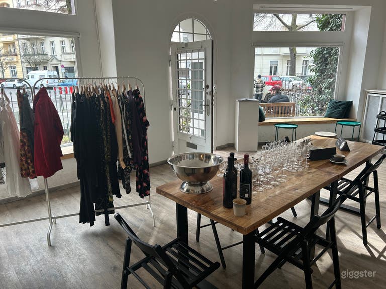  Kunstvolles Café mit Außenterrasse 