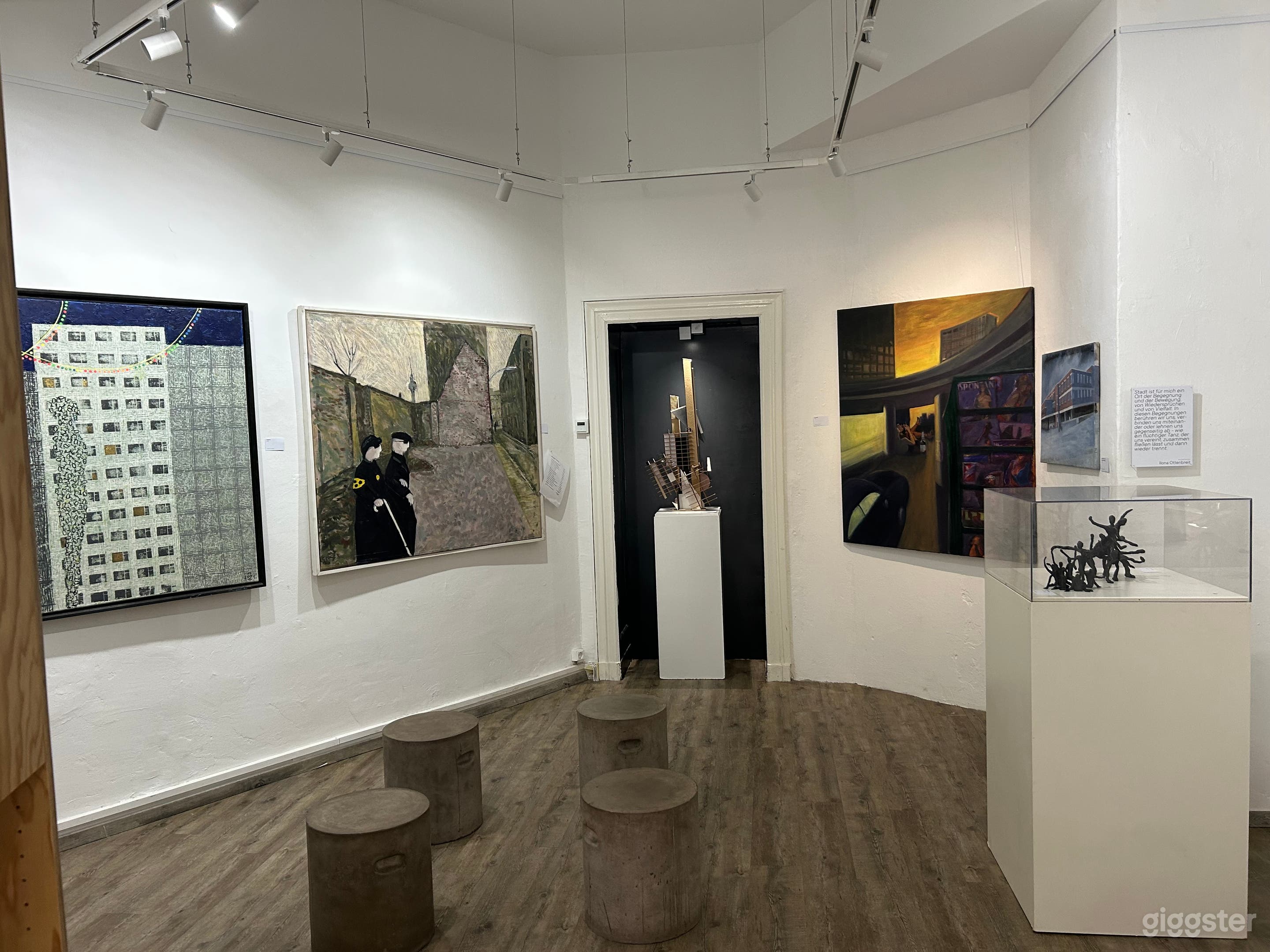 Kunstvolles Café mit Außenterrasse Foto 2