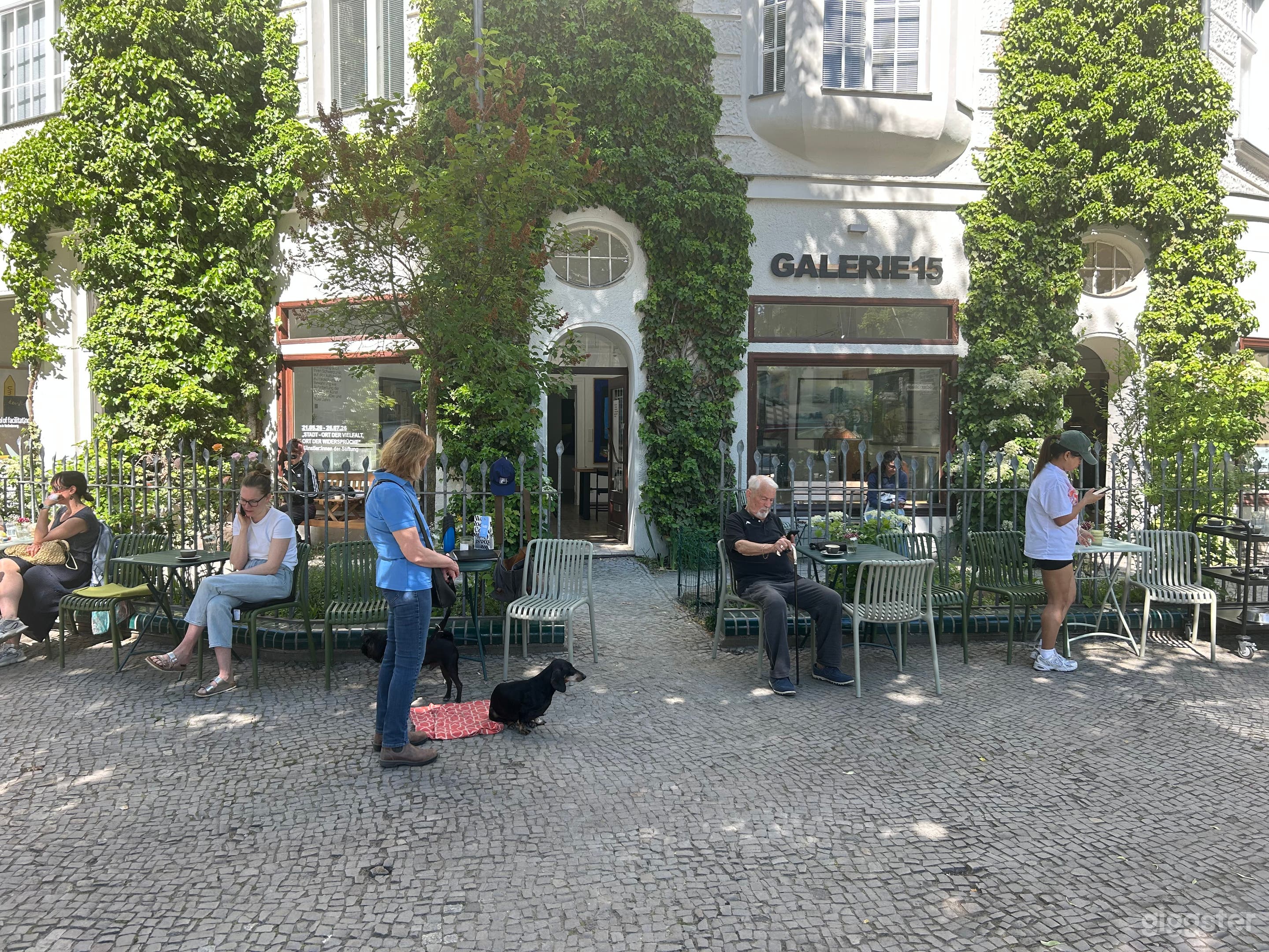 Kunstvolles Café mit Außenterrasse Foto 1