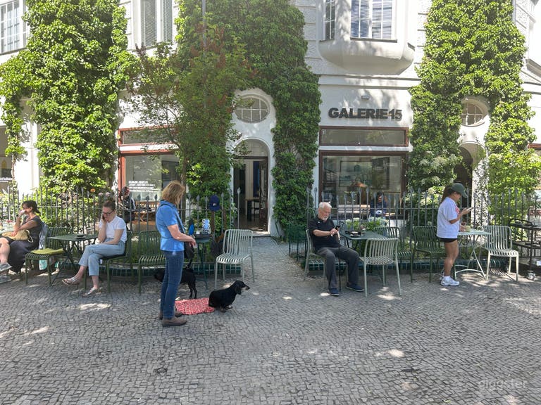  Kunstvolles Café mit Außenterrasse 