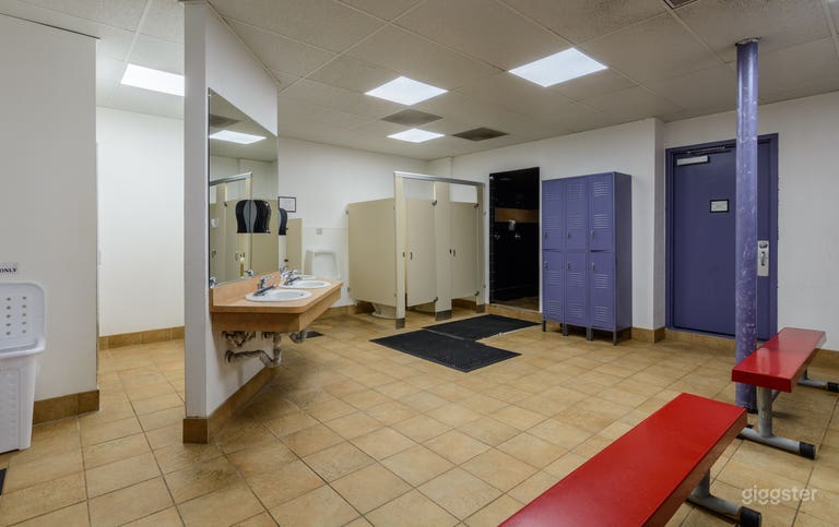  Men&#x27;s Change Room 