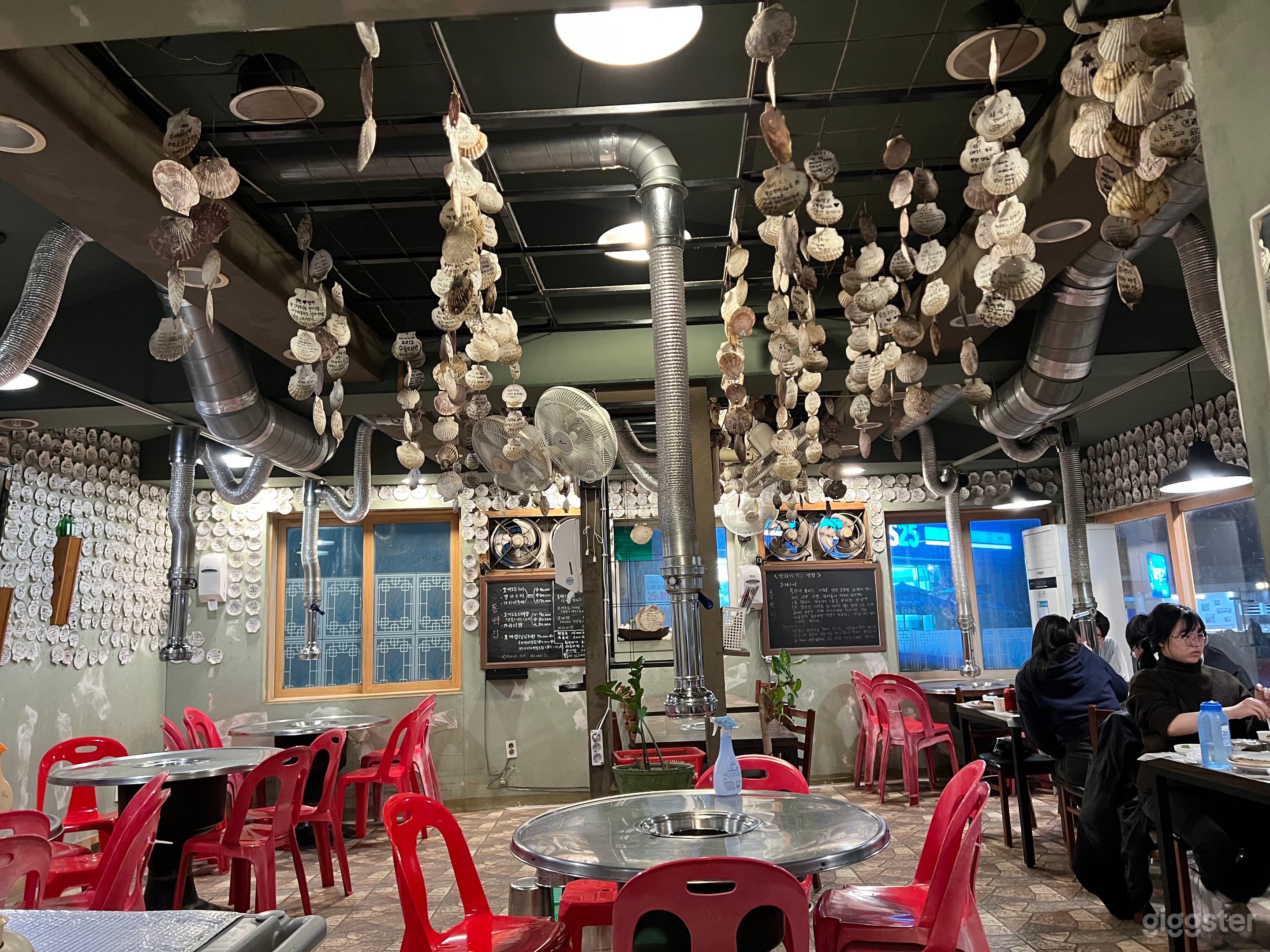 청사포 바다 앞 독특한 인테리어로 꾸며진 조개구이집 촬영지 Photo 1