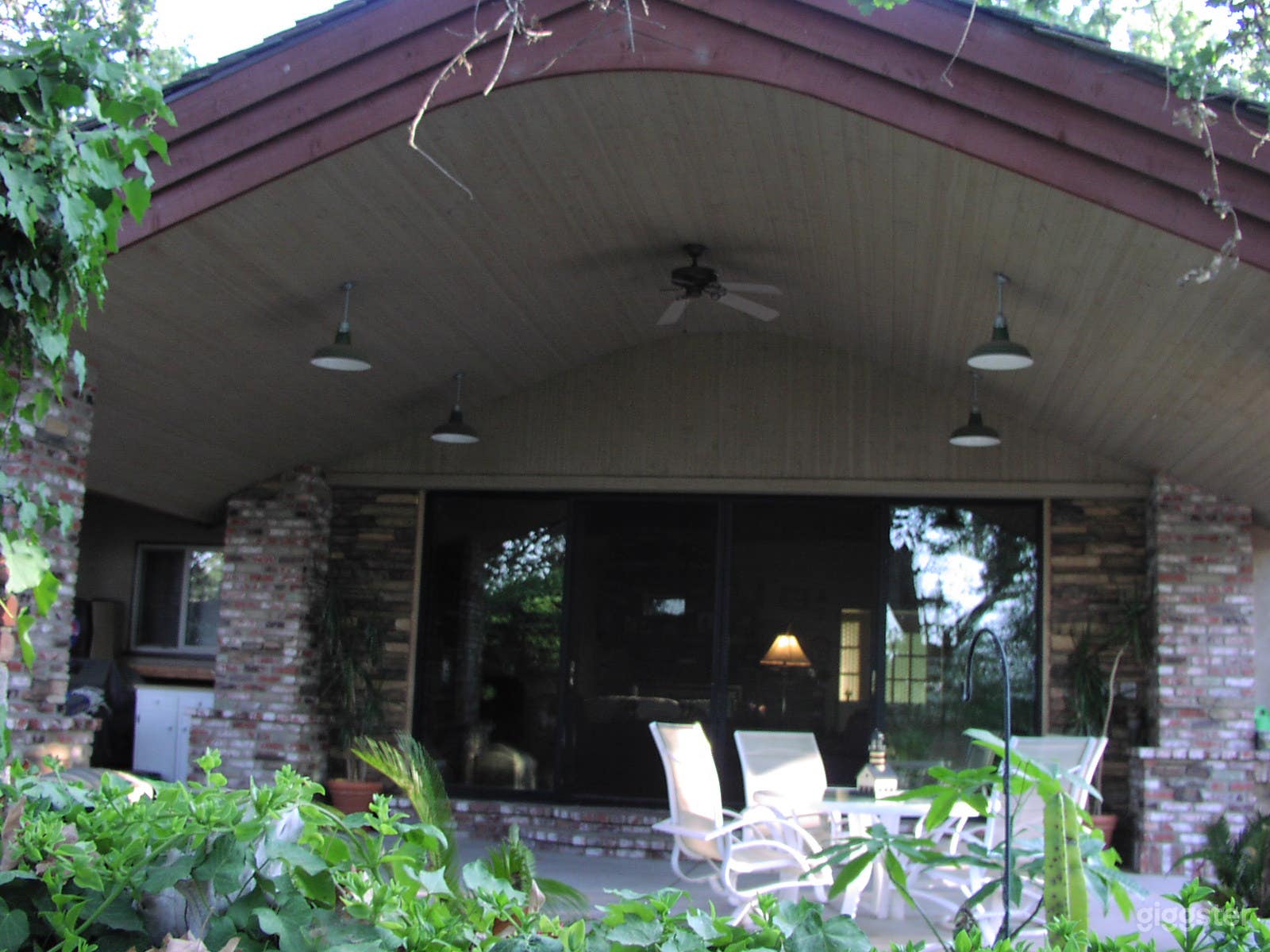 Arched ceiling clear span patio