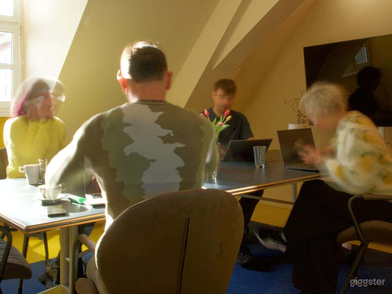 Hedy Room - Privater Huddle-Raum für Teammeetings & Zusammenarbeit Foto 2