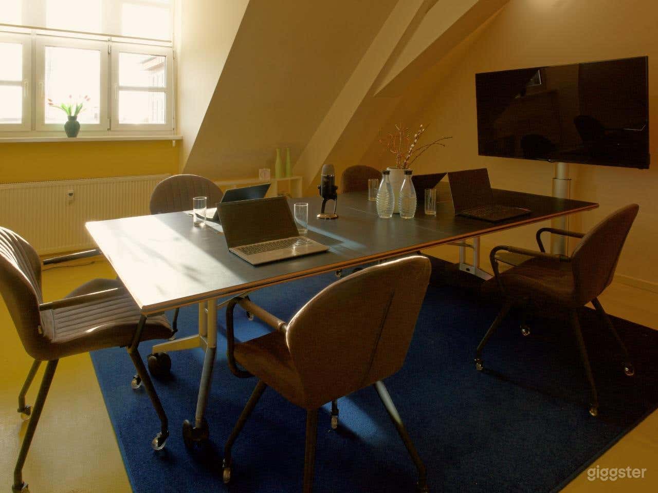 Hedy Room - Privater Huddle-Raum für Teammeetings & Zusammenarbeit Foto 1