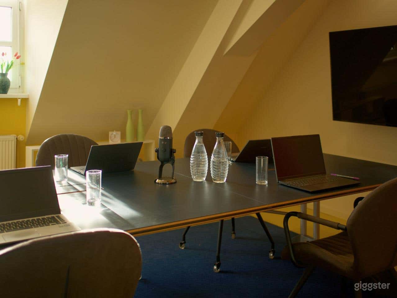 Hedy Room - Privater Huddle-Raum für Teammeetings & Zusammenarbeit Foto 3