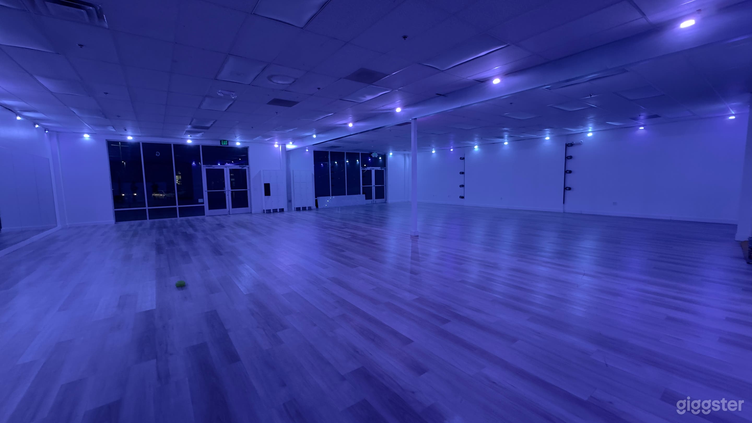 Spacious Open Concept Dance Studio Photo 4