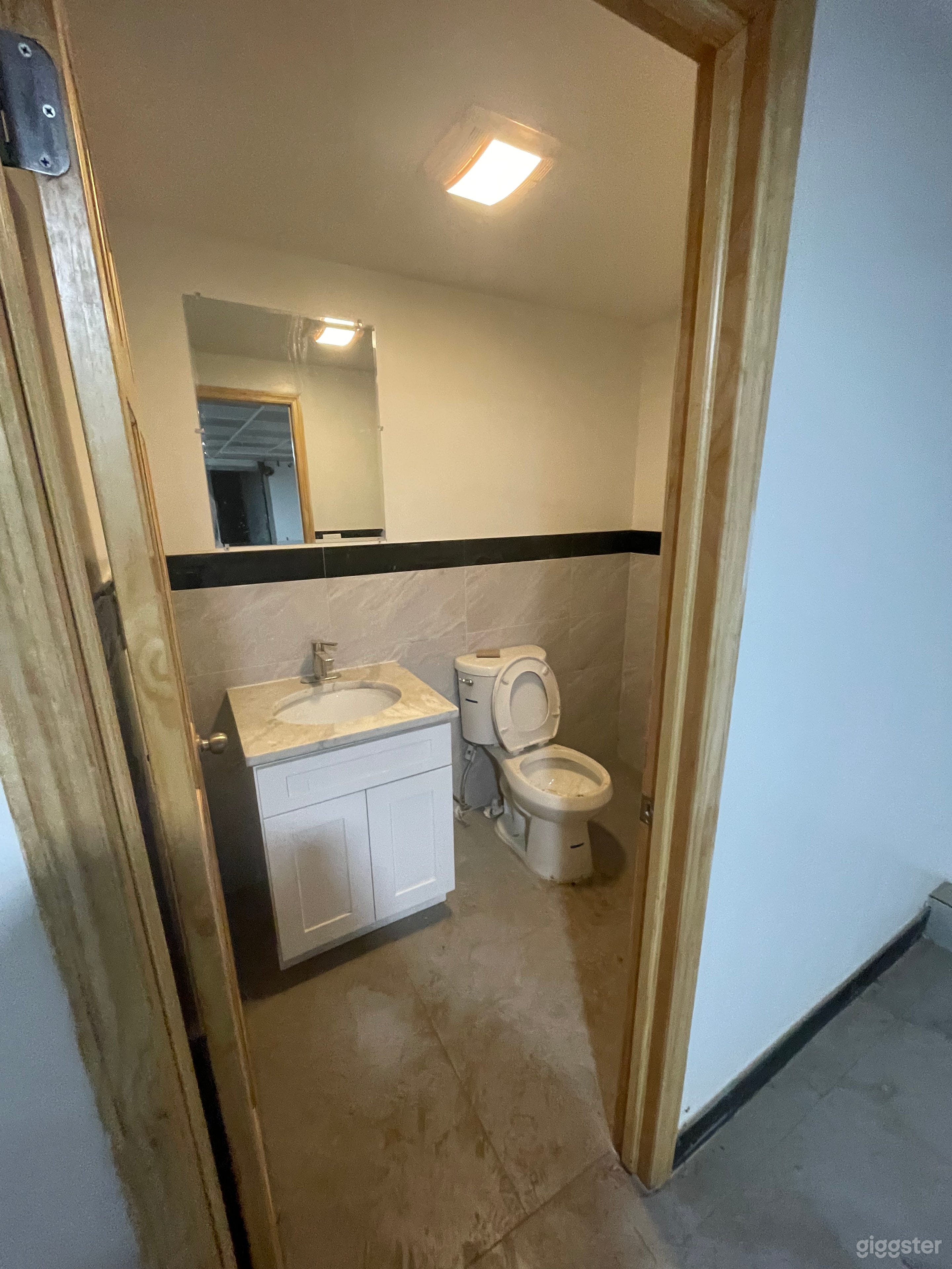 24H Renovated Restaurant basement Photo 3