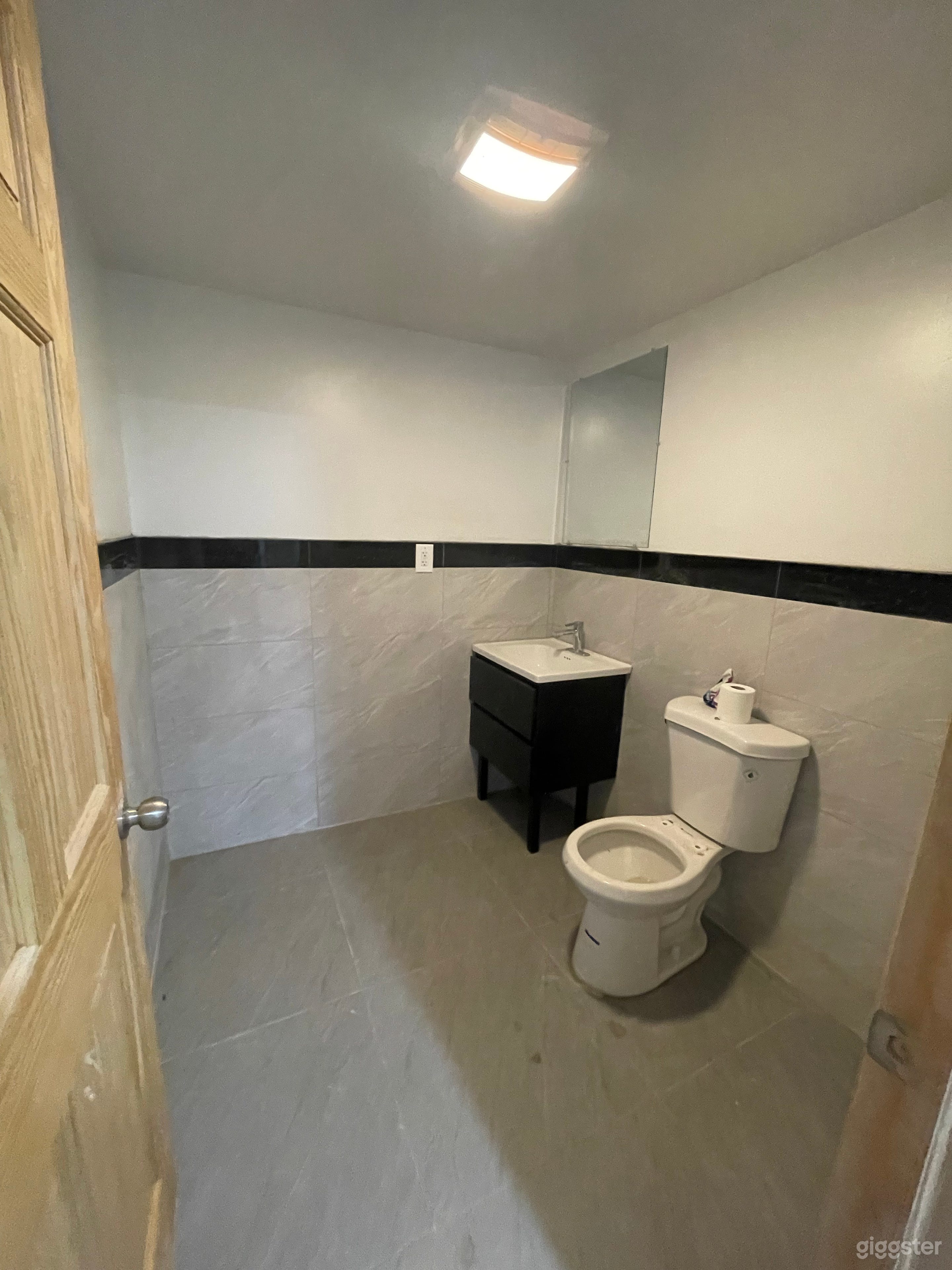 24H Renovated Restaurant basement Photo 4