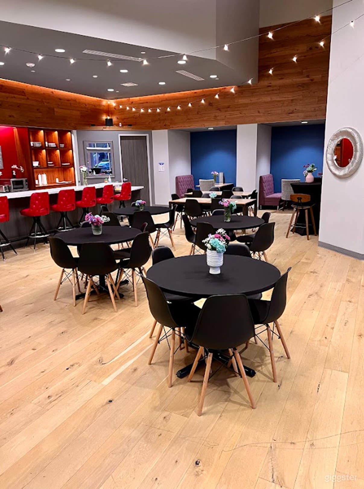 Elegant Ballroom For 45 Guests Photo 4