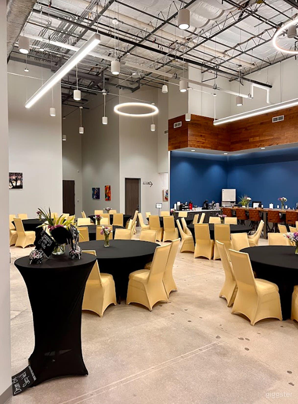 Elegant Ballroom For 45 Guests Photo 2